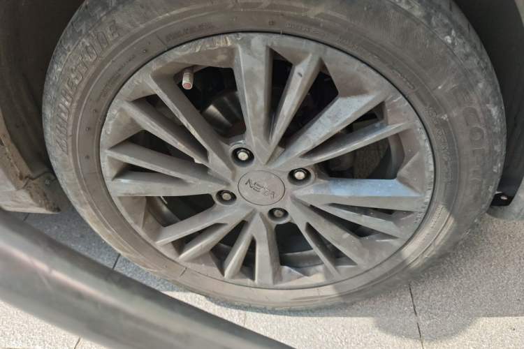 Used NETA V 2022 Pro Long-Range Smart Edition Right Front Wheel Hub