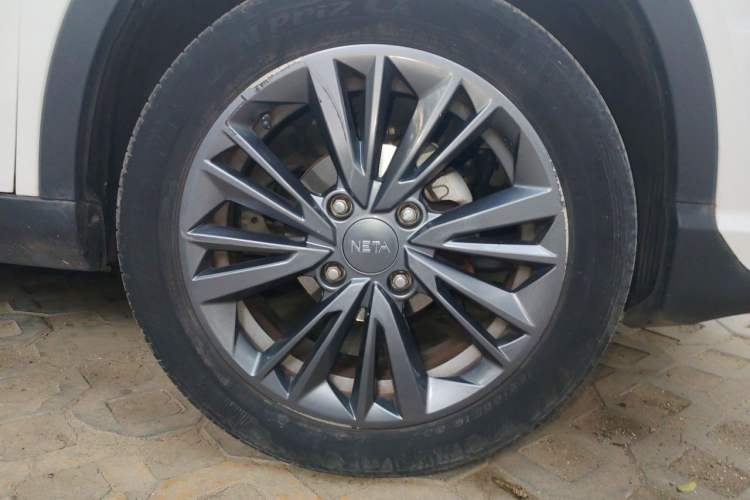 Used NETA V 2022 Pro Long-Range Smart Edition Right Front Wheel Hub