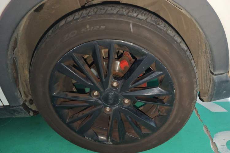 Used NETA V 2022 Pro Long-Range Smart Edition Right Front Wheel Hub
