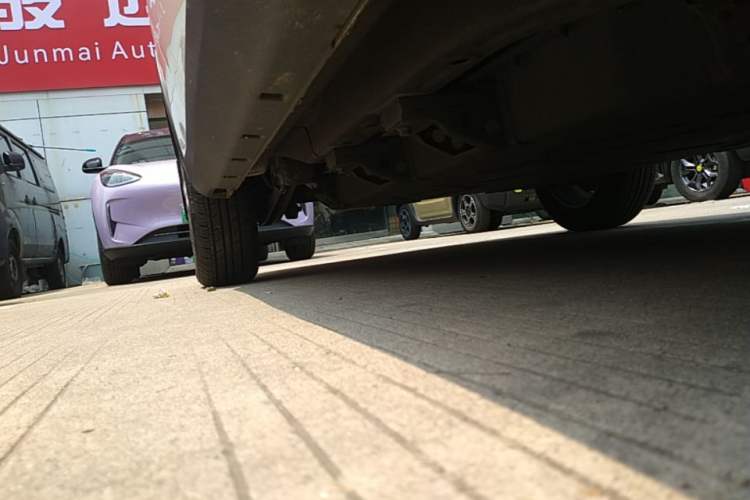 Used NETA V 2022 Standard Range Industry Custom Edition Right Side Sill