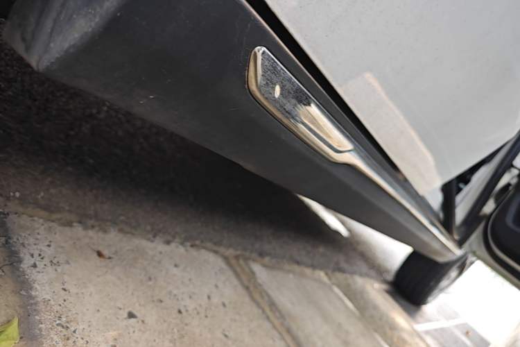 Used NETA V 2022 Chao 300 Lite Lithium Iron Phosphate Right Side Sill