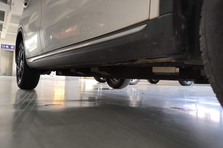 Used NETA V 2022 Chao 300 Lite Lithium Iron Phosphate Right Side Sill
