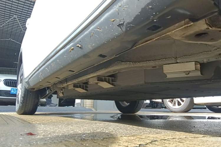 Used NETA V 2022 Chao 300 Lite Lithium Iron Phosphate Right Side Sill