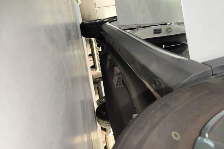 Used NETA V 2022 Chao 300 Lite Lithium Iron Phosphate Right Side Sill
