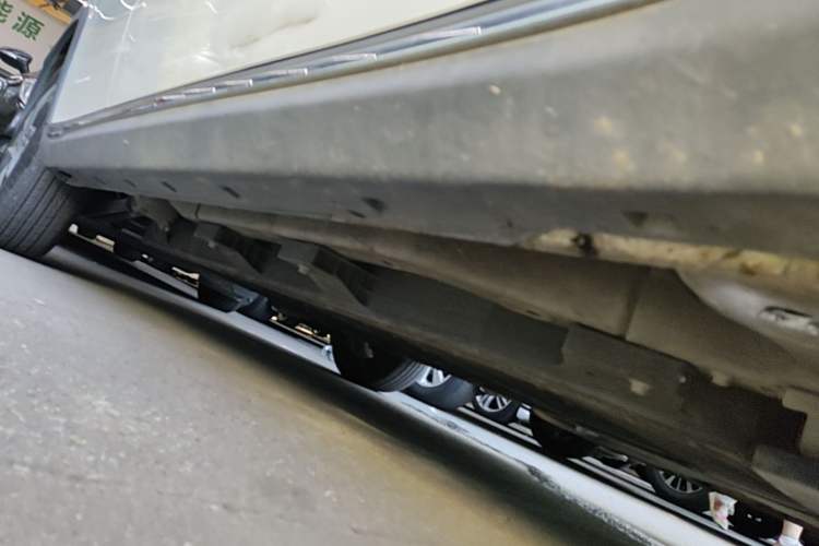 Used NETA V 2022 Chao 300 Lite Lithium Iron Phosphate Right Side Sill