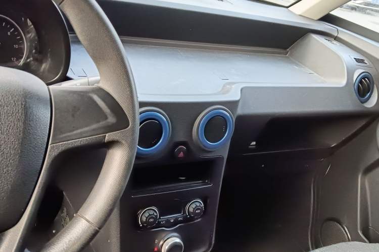 Used New Gonow Aoteng 2022 Pure Electric Van 41.93 kWh Hengtian Guoxuan Center Console