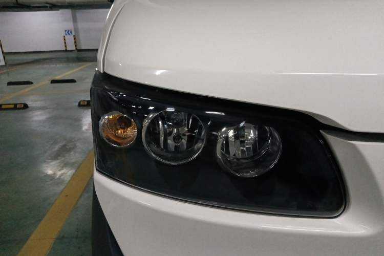Used New Gonow Aoteng 2022 Pure Electric Van 41.93 kWh Hengtian Guoxuan Right Front Headlight