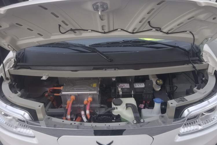 Used New Gonow Aoteng 2024 Pro Standard Edition 41.93 kWh Tianjin Hengtian Engine Bay