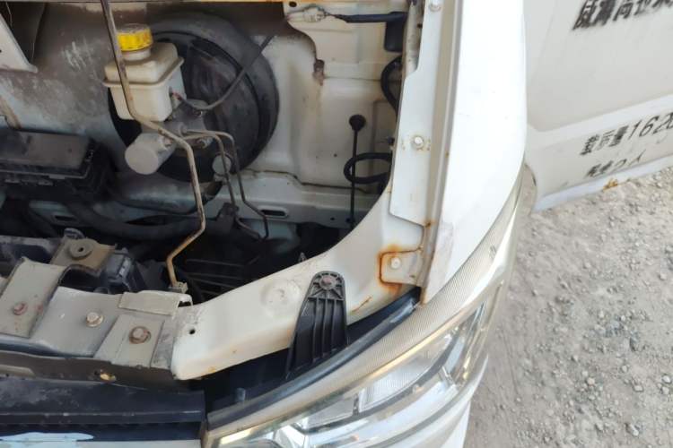 Used New Gonow Shuailing  Engine Bay Left