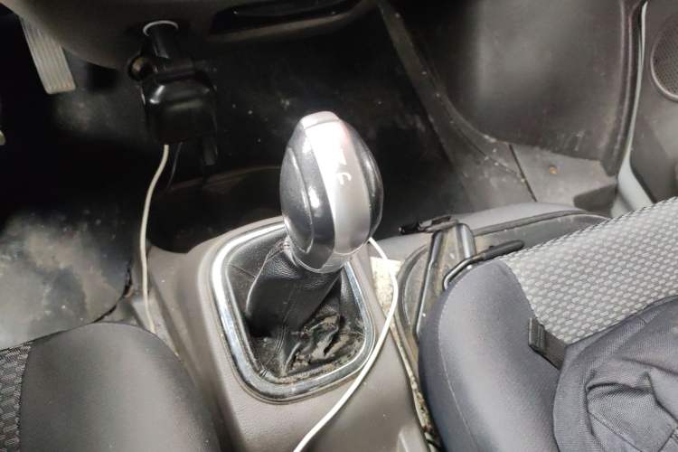 Used New Gonow Shuailing 2022 Standard Range with 41.64 kWh Lishen Power Gear Lever