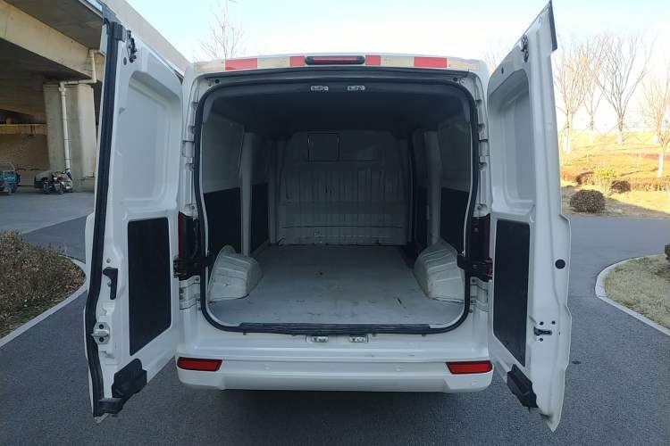 Used New Gonow Shuailing 2023 Standard Range with 41.64 kWh Lishen Power Trunk