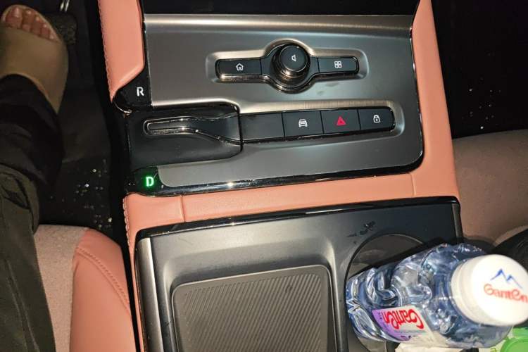 Used Nio EC6 2020 465 km Sport Edition Gear Lever