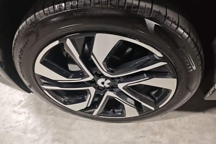 Used Nio EC6 2020 605 km Sport Edition Left Front Wheel Hub