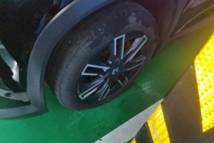 Used Nio EC6 2020 465 km Sport Edition Left Front Wheel Hub