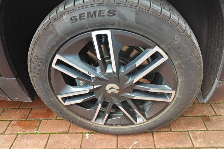 Used Nio EC6 2020 615 km Signature Edition Right Front Wheel Hub