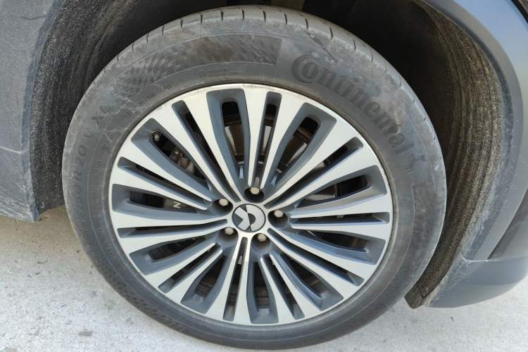 Used Nio EC6 2020 605 km Sport Edition Right Front Wheel Hub