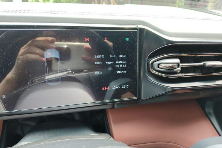 Used Nio EC6 2020 605 km Sport Edition Odometer Close Up
