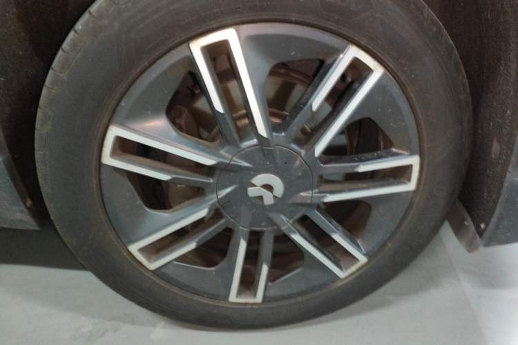 Used Nio EC6 2020 465 km Sport Edition Right Front Wheel Hub