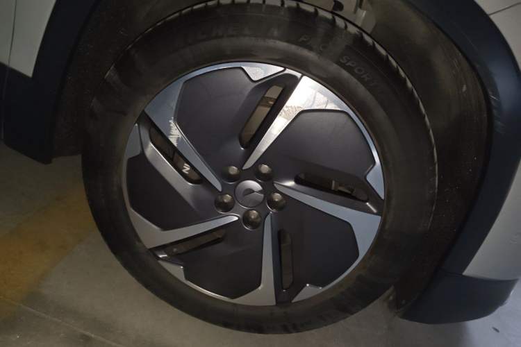 Used Nio EC6 2020 605 km Sport Edition Right Front Wheel Hub