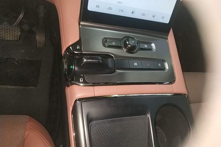 Used Nio EC6 2020 465 km Sport Edition Gear Lever