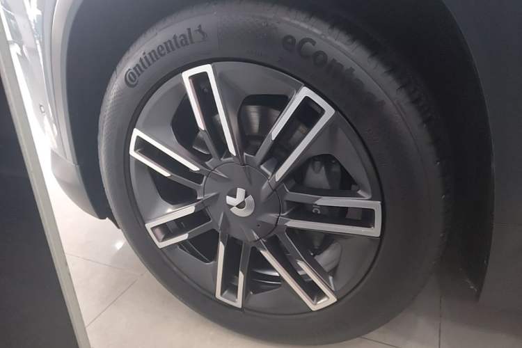 Used Nio EC6 2020 465 km Sport Edition Left Front Wheel Hub