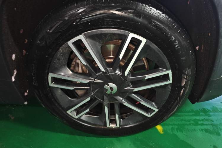 Used Nio EC6 2020 615 km Performance Edition Right Front Wheel Hub