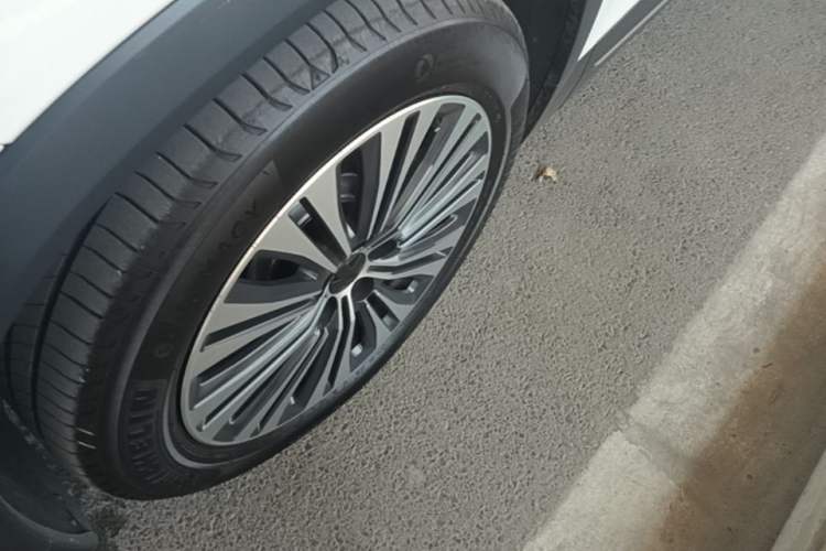 Used Nio EC6 2020 605 km Sport Edition Left Front Wheel Hub