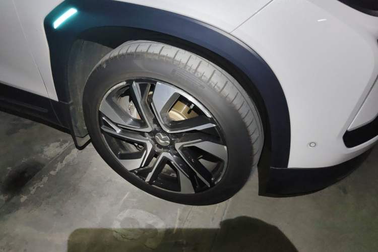 Used Nio EC6 2020 615 km Performance Edition Right Front Wheel Hub