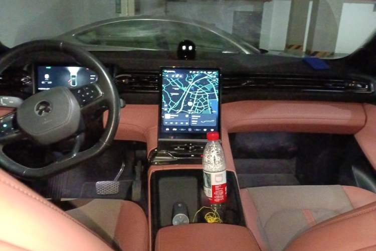 Used Nio EC6 2022 75 kWh Signature Edition Center Console