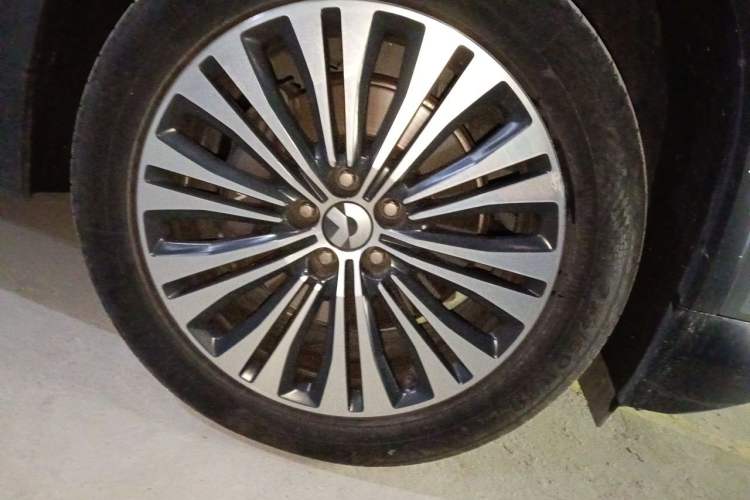 Used Nio EC6 2022 75 kWh Signature Edition Right Front Wheel Hub