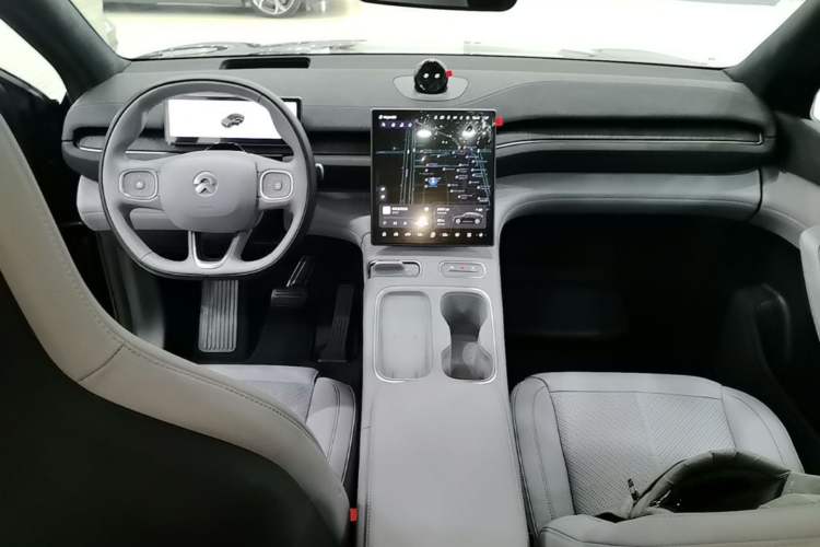 Used Nio EC6 2023 75 kWh Center Console