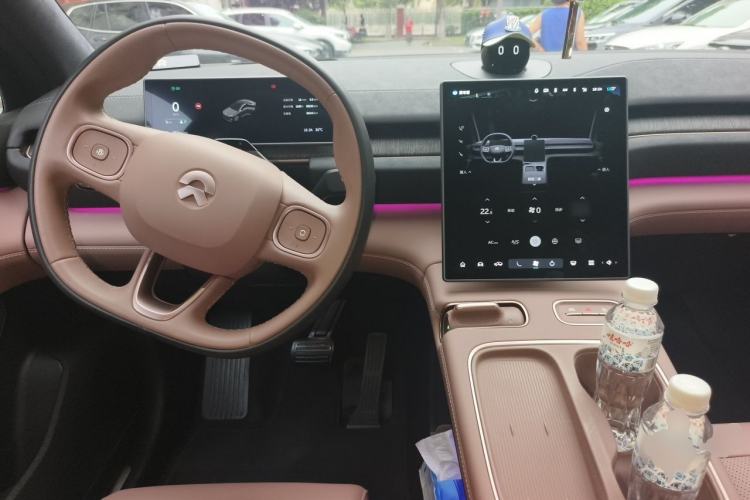 Used Nio EC6 2023 75 kWh Center Console