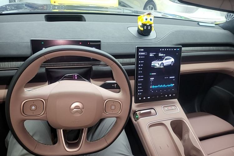 Used Nio EC6 2023 75 kWh Center Console