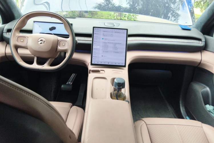 Used Nio EC6 2023 75 kWh Center Console
