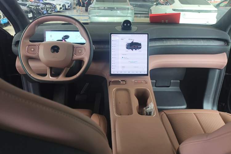 Used Nio EC6 2023 75 kWh Center Console