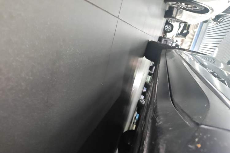 Used Nio EC6 2023 75 kWh Right Side Sill