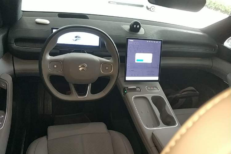 Used Nio EC6 2023 75 kWh Center Console
