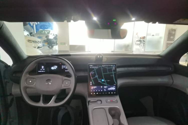 Used Nio EC6 2023 75 kWh Center Console