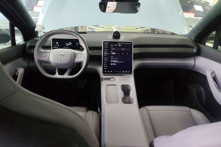 Used Nio EC6 2023 75 kWh Center Console