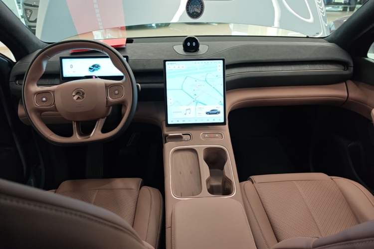 Used Nio EC6 2023 75 kWh Center Console