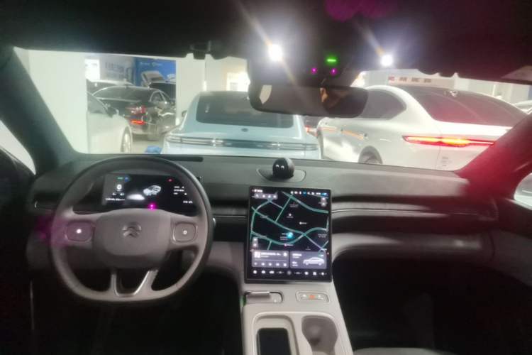 Used Nio EC6 2023 75 kWh Center Console