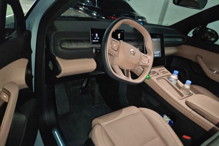 Used Nio EC6 2023 75 kWh Center Console