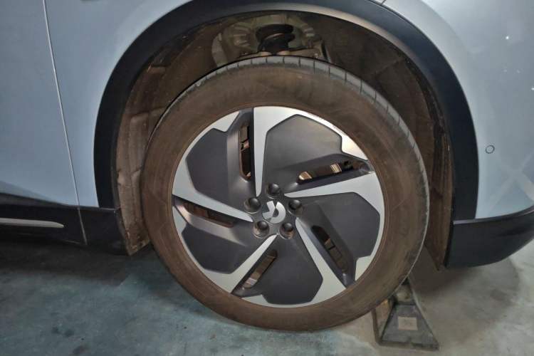 Used Nio EC6 2023 75 kWh Right Front Wheel Hub