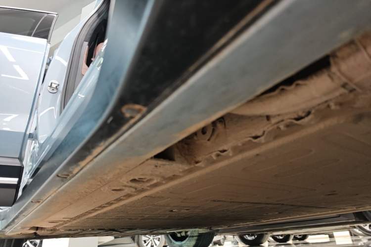 Used Nio EC6 2023 75 kWh Right Side Sill
