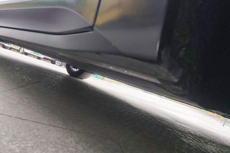 Used Nio EC6 2023 75 kWh Right Side Sill
