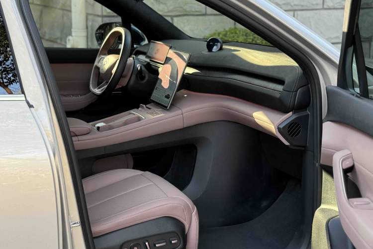 Used Nio EC6 2023 75 kWh Right Front Seat