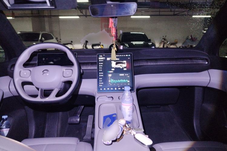 Used Nio EC6 2023 75 kWh Center Console