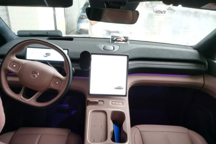 Used Nio EC6 2023 75 kWh Center Console