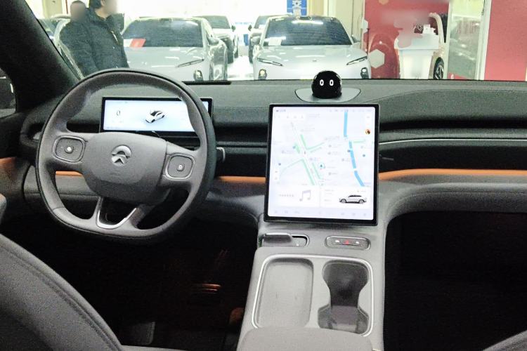Used Nio EC6 2023 75 kWh Center Console