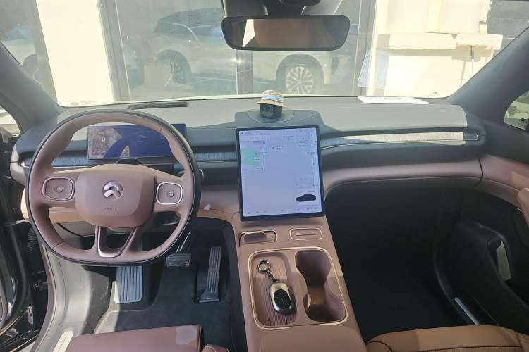 Used Nio EC6 2023 75 kWh Center Console